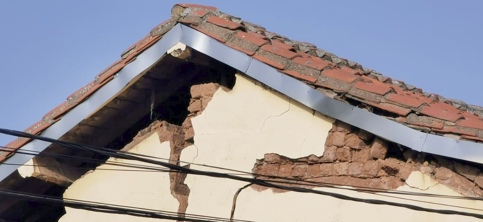 Una vivienda se abre en dos de madrugada en Armunia con una familia en el interior | Efectivos de Policía Local y Bomberos León se han desplazado a la zona | La vivienda presenta un pésimo estado y se procederá a su demolición. 