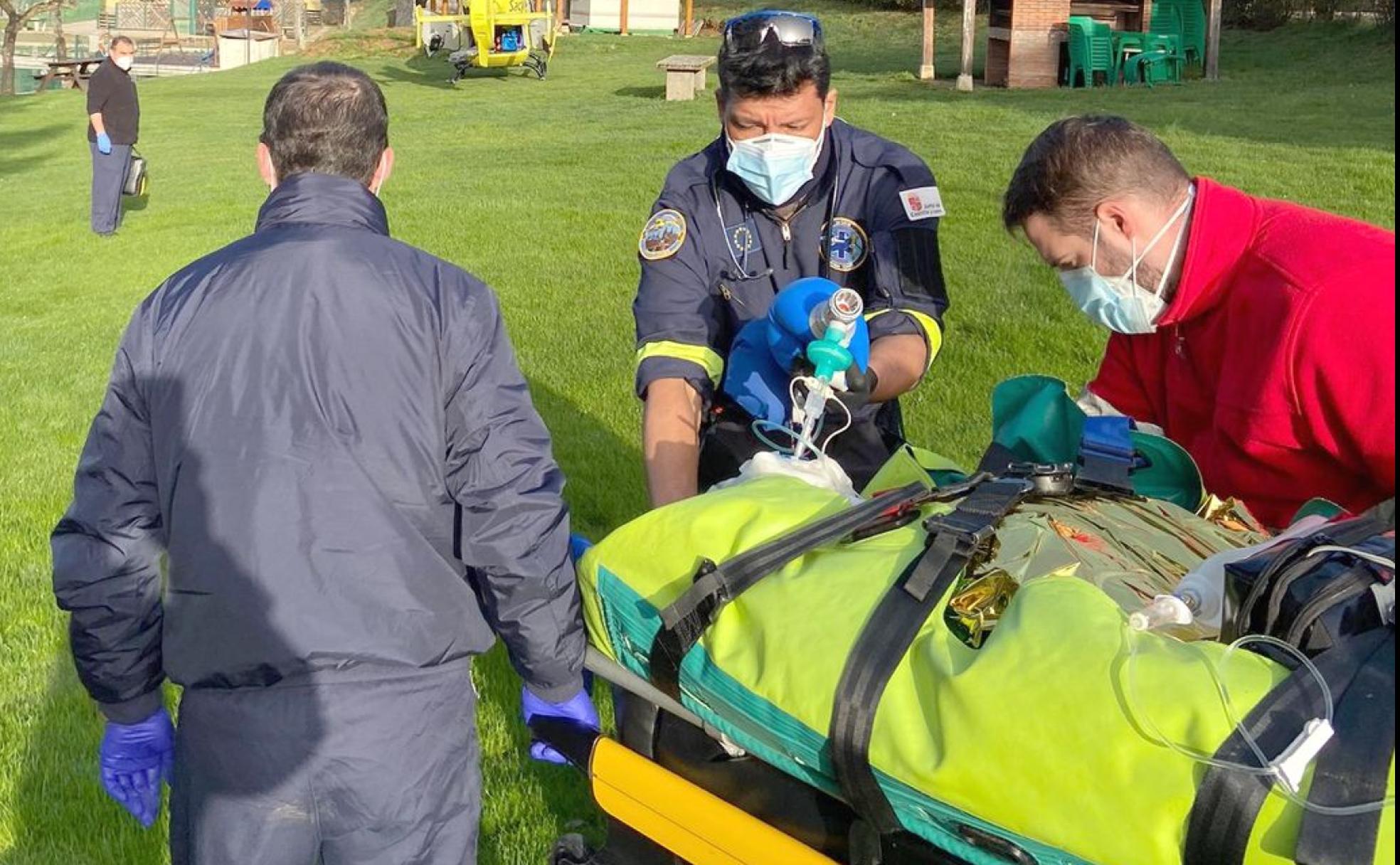 Trasladado del herido al Complejo Hospitalario Universitario de La Coruña. 