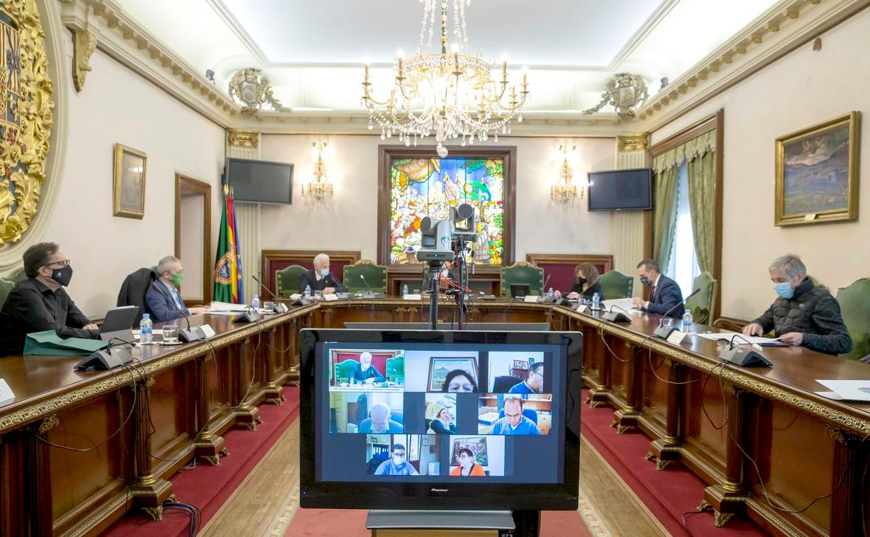 Representantes de los municipios del Camino durante la reunión telemática y presencial de este viernes.