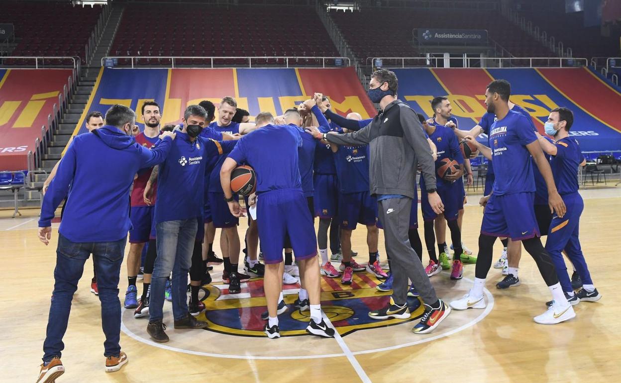 Pau Gasol, haciendo piña con sus nuevos compañeros, en la pista del Palau. 