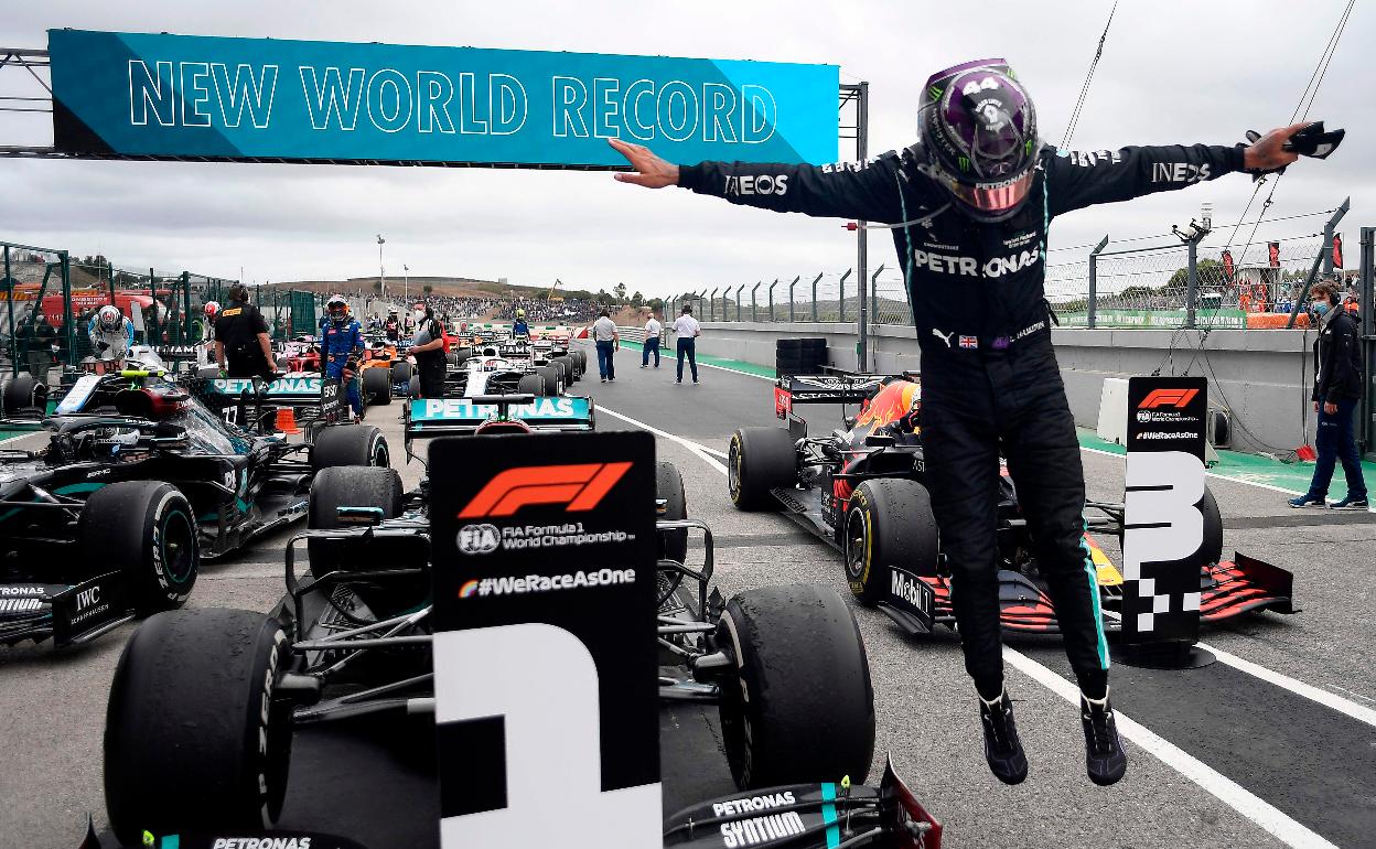 Lewis Hamilton celebra su victoria en el Gran Premio de Portugal 2020, el debut de la F1 en el circuito de Portimao.