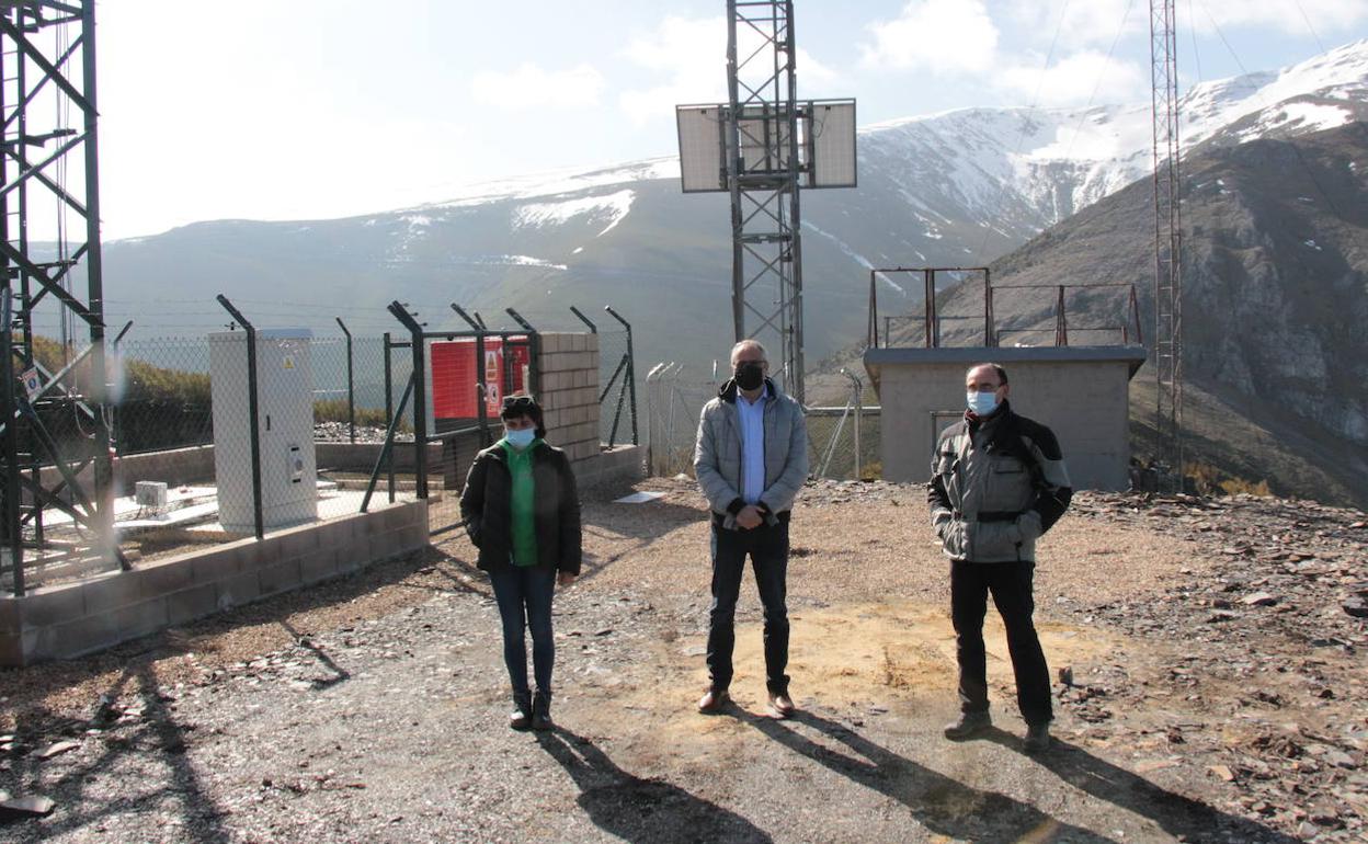 Olegario Ramón visita la nueva antena. 