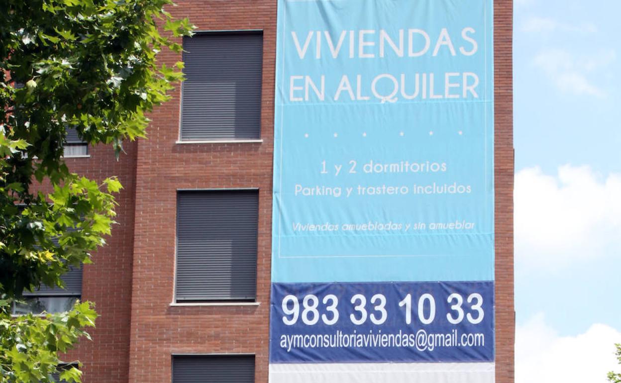 Imagen de un cartel de promoción de un bloque de viviendas. 