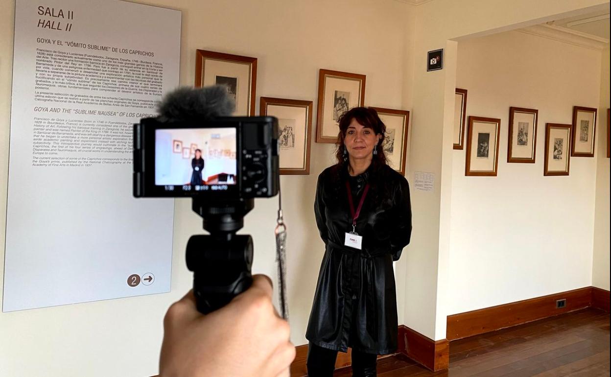 Noemí Martínez, directora del Museo Casa Botines Gaudí en la sala de los caprichos de Goya.