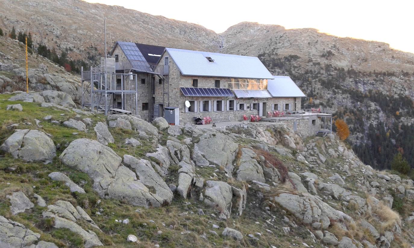 REFUGIO ÁNGEL ORÚS (HUESCA) | El refugio, conocido también como El Forcau, está situado en el valle del Aigüeta de Eriste, al pie de las Agujas del Forcau, a 2.148 metros de altitud. Es un paso habitual en la ascensión al Posets, la segunda cima más alta de los Pirineos. Dispone de 96 plazas.