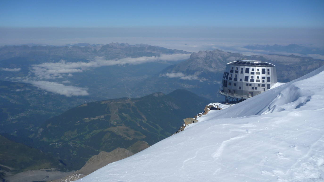 REFUGIO DE GOÛTER (FRANCIA) | Una de las rutas más conocidas en el ascenso al Mt. Blanc es la ruta Goûter. Allí se encuentr este imponente y moderno refugio situado a 3.835 metros de altitud. Puede alojar a 160 alpinistas y, además, cuenta con los últimos avances a nivel de sostenibilidad, tecnología y utilización de las energías renovables.