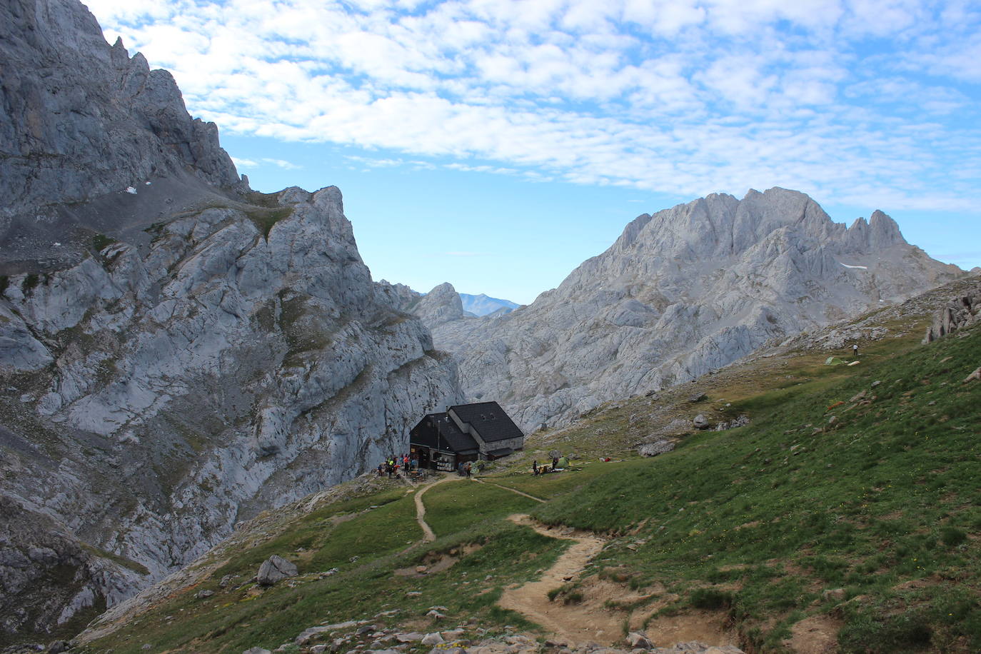 REFUGIO DE COLLADO DE JERMOSO (LEÓN) | Situado sobre la canal de La Sotín y bajo las principales Torres del sector del Llambrión y a 2.064 metros de altitud. Ofrece una de las mejores vistas de los Picos de Europa.