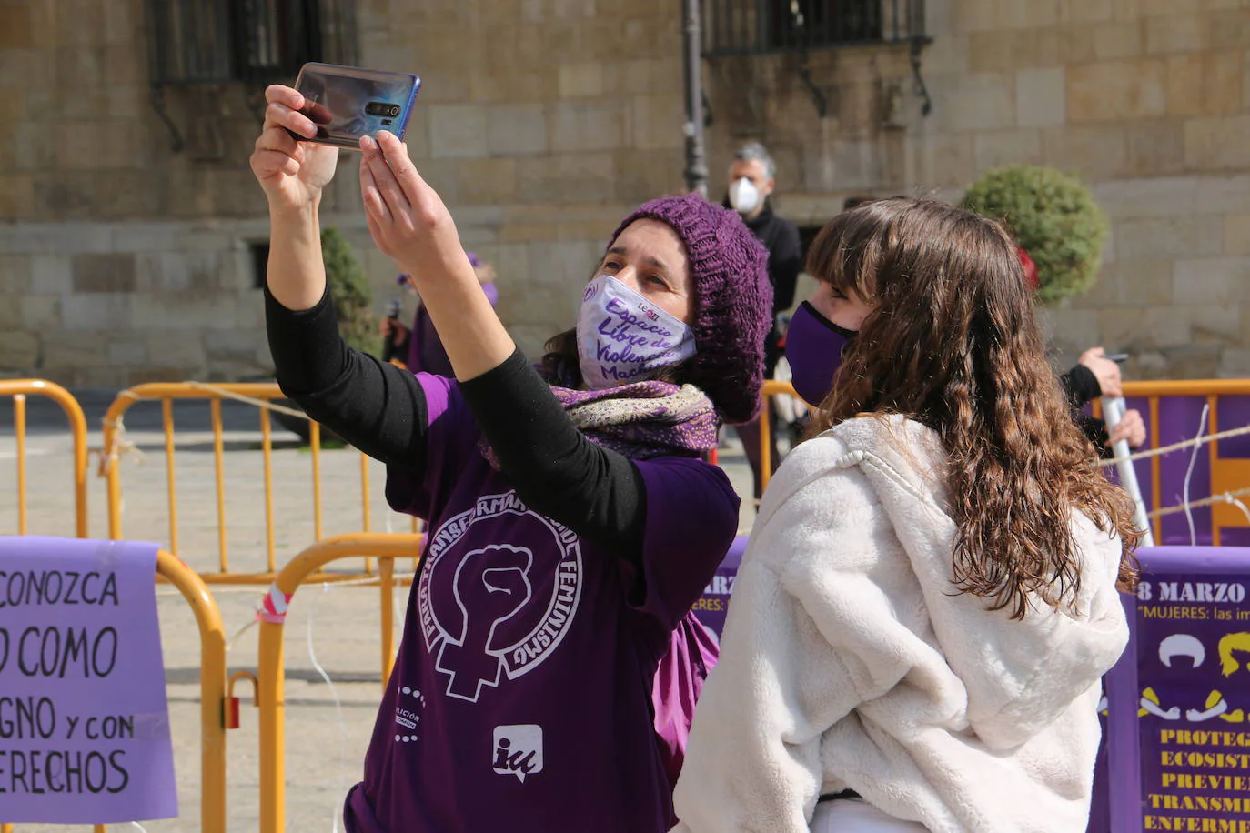 Fotos: Las cargas sobre los hombros de la mujer