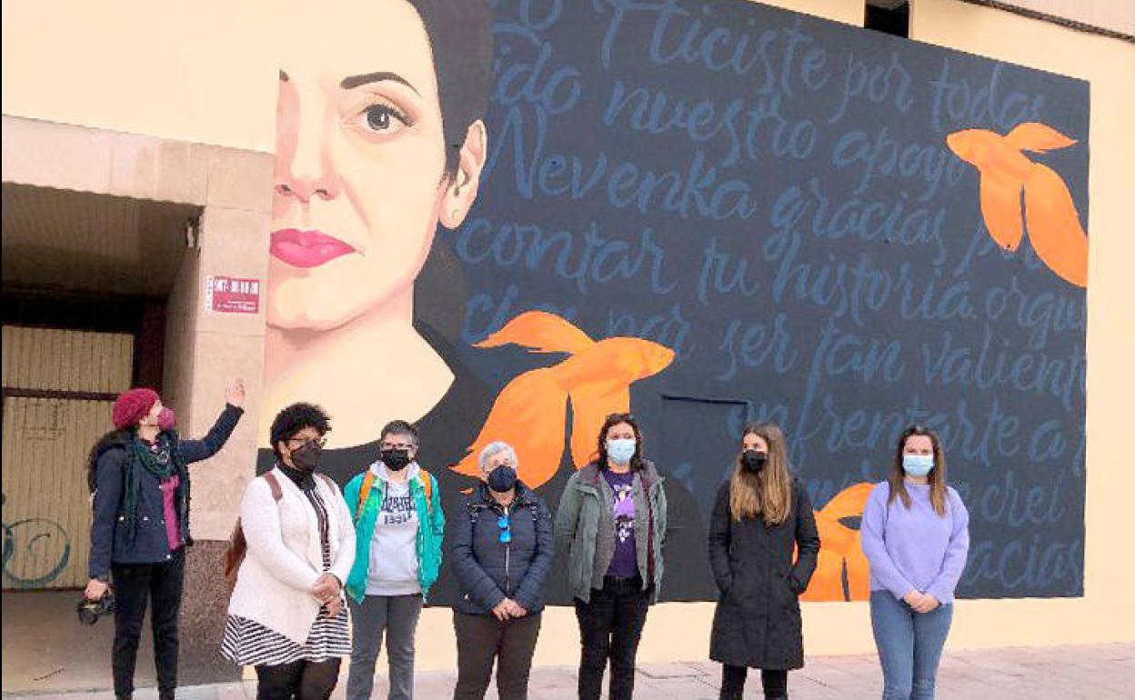 Las voluntarias posan con el mural ya finalizado. 