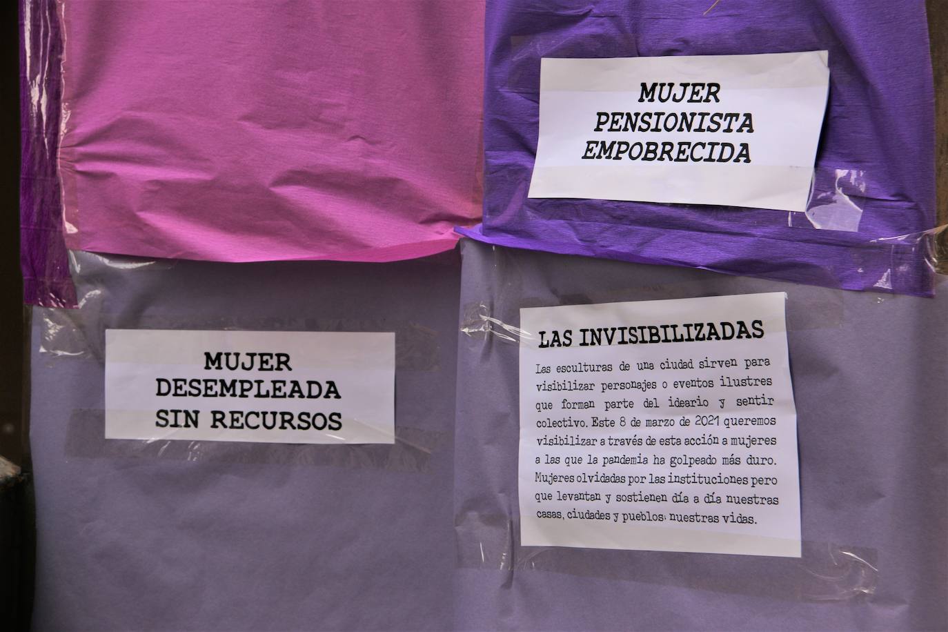 Fotos: Esculturas morada para visibilizar a la mujer