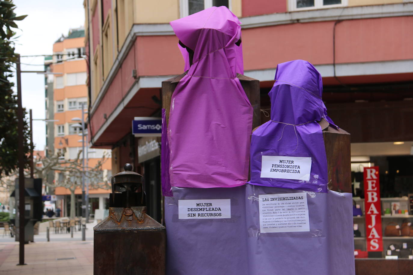 Fotos: Esculturas morada para visibilizar a la mujer