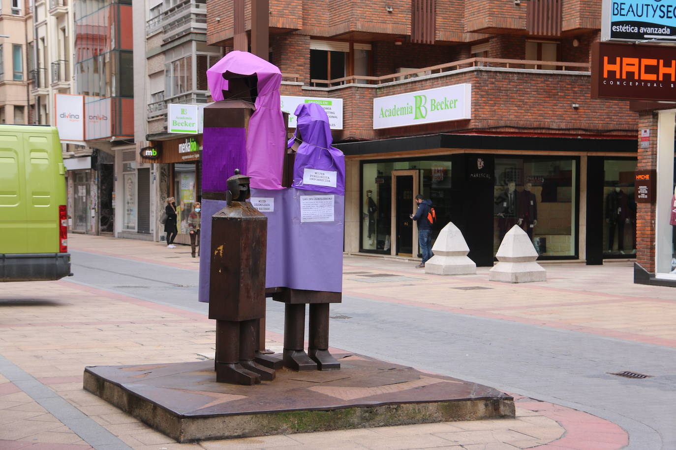 Fotos: Esculturas morada para visibilizar a la mujer