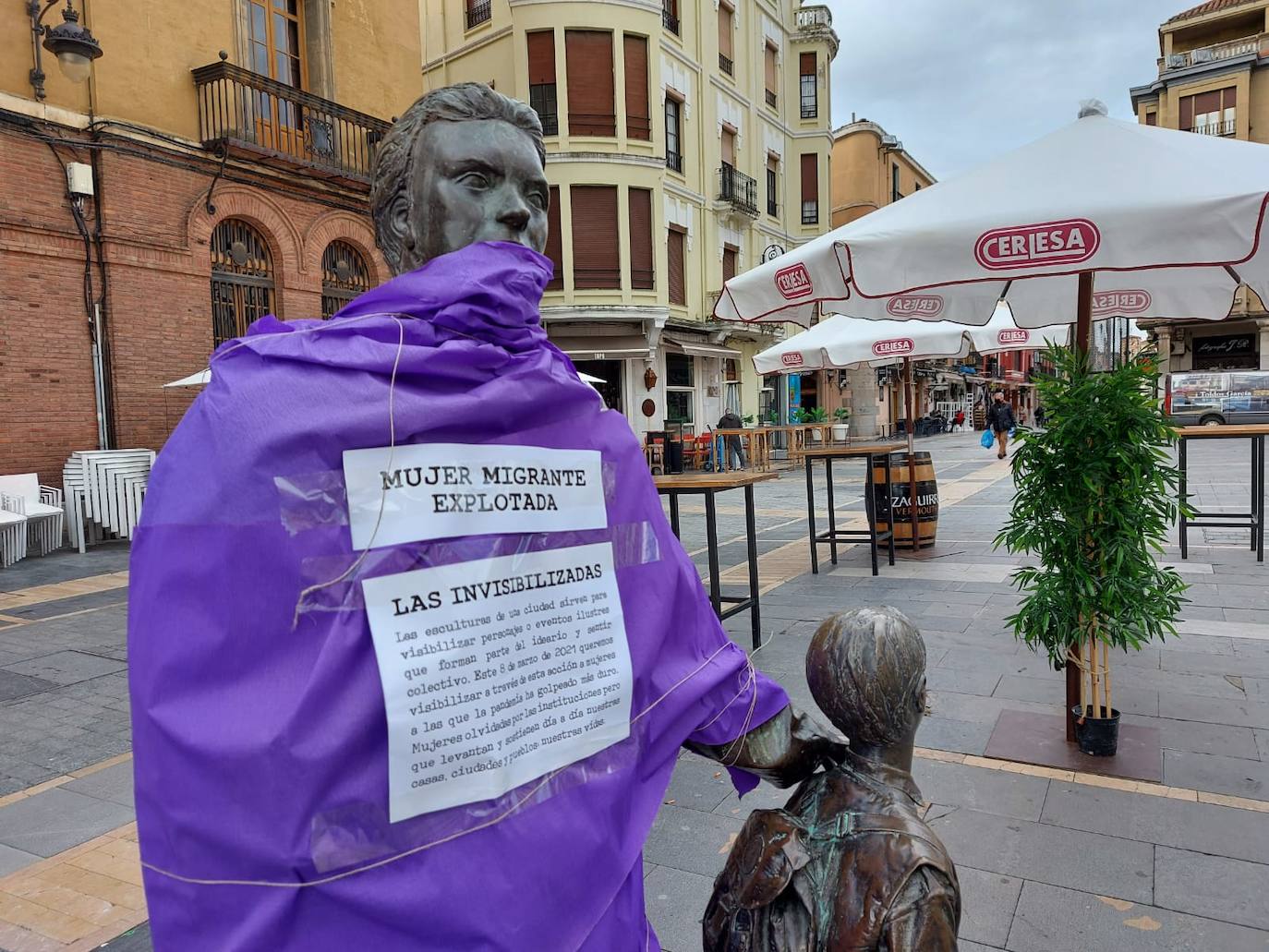 Fotos: Esculturas morada para visibilizar a la mujer