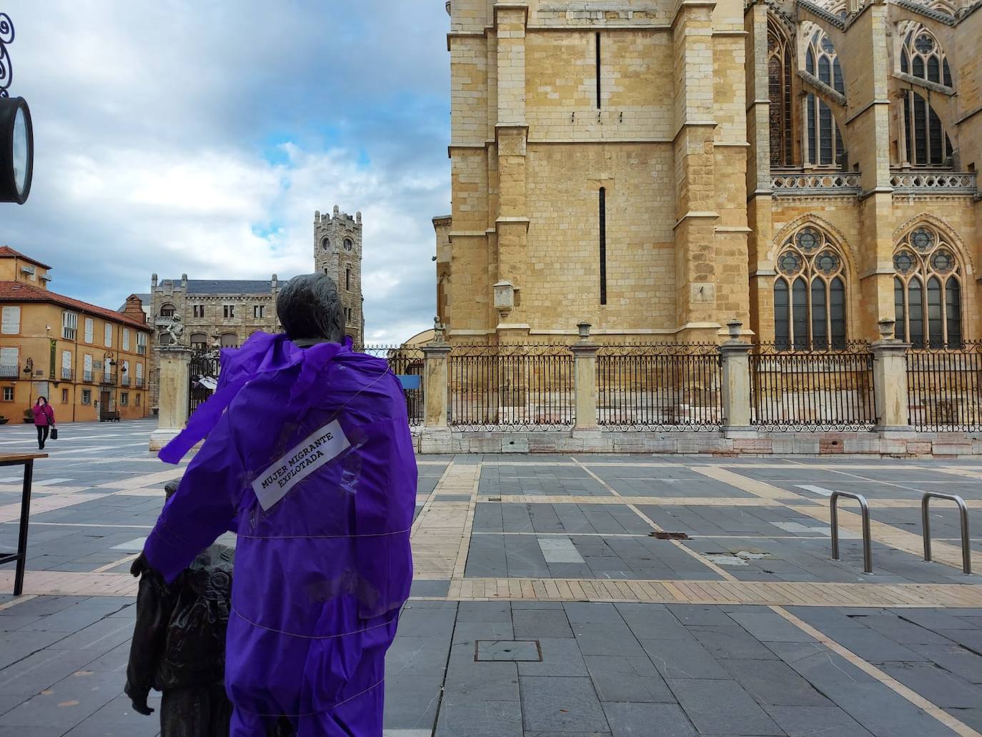 Fotos: Esculturas morada para visibilizar a la mujer