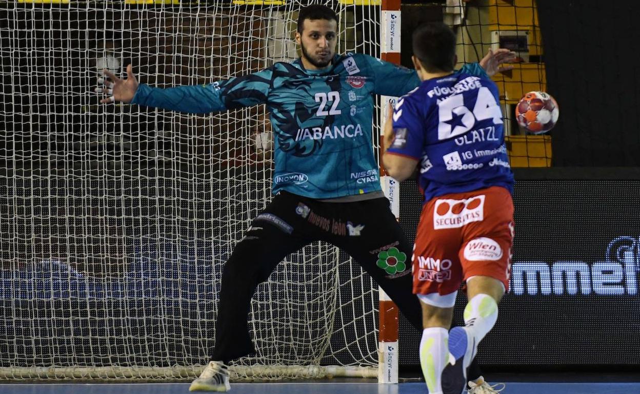 Khalifa, en un partido con el Abanca Ademar.