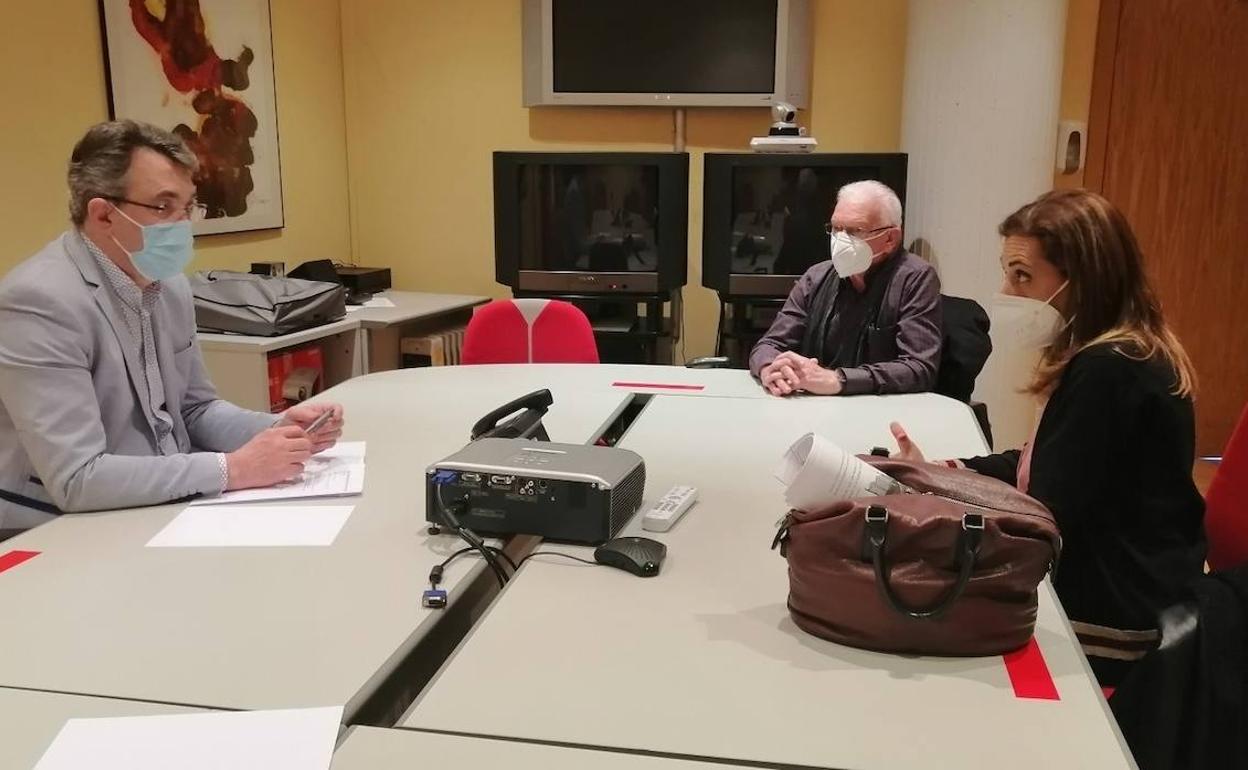 Imagen de la reunión mantenida entre el delegado de la Junta en León y la alcaldesa de Santa María del Páramo. 