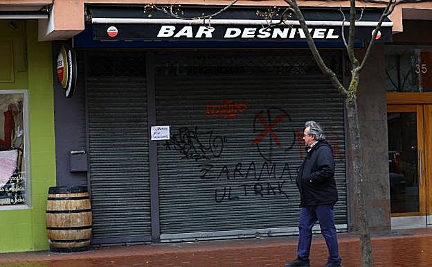 Un abr cerrado en Vitoria por las restricciones para frenar el virus.