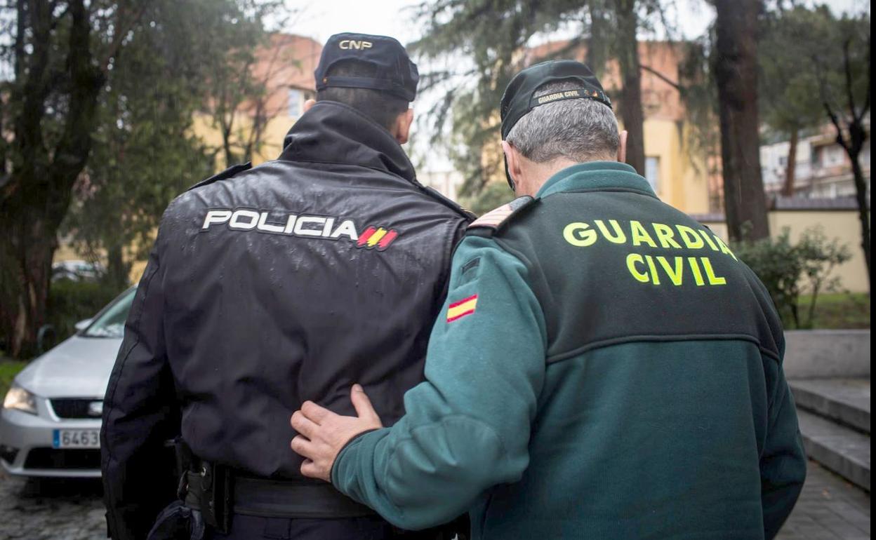 Efectivos de la Policía Nacional y la Guardia Civil durante una actuación conjunta. 