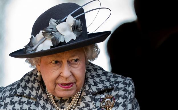 Isabel II abordará las denuncias de racismo de Enrique y Meghan en la privacidad de la familia
