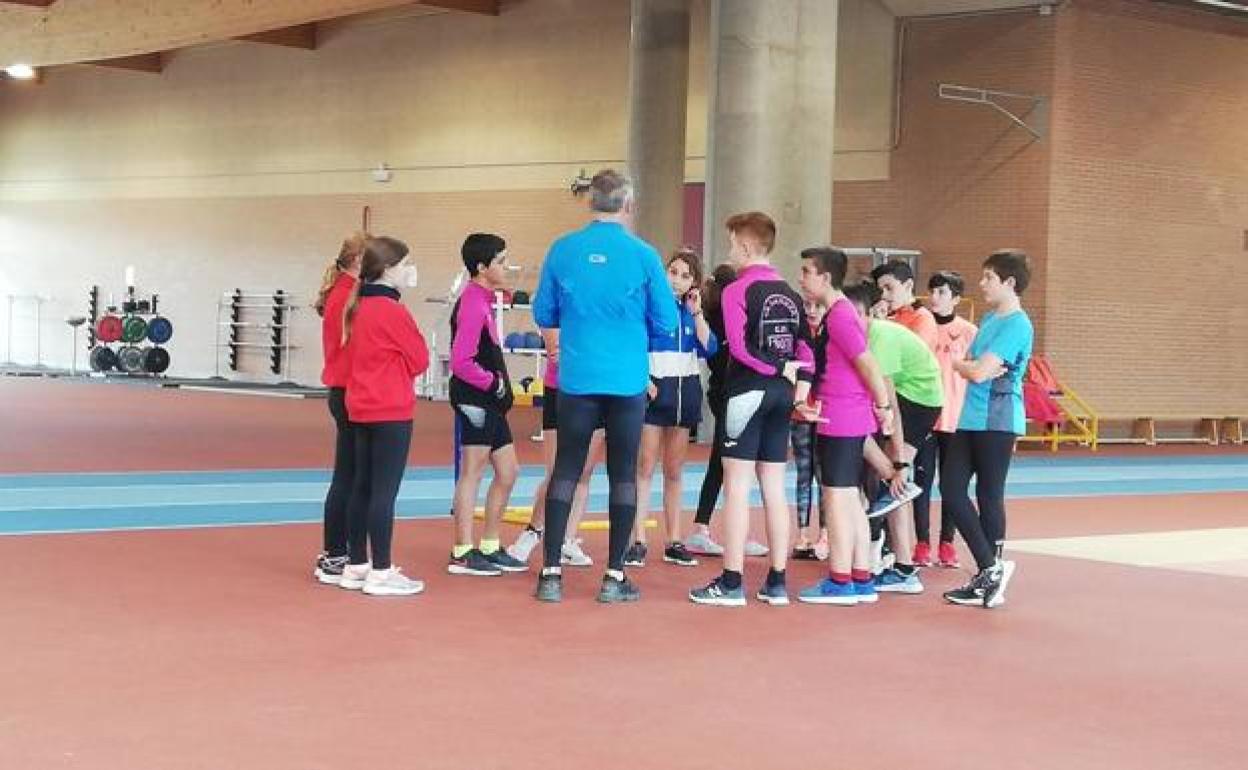 Atletas de las escuelas deportivas de Valencia de Don Juan en una visita al CAR.