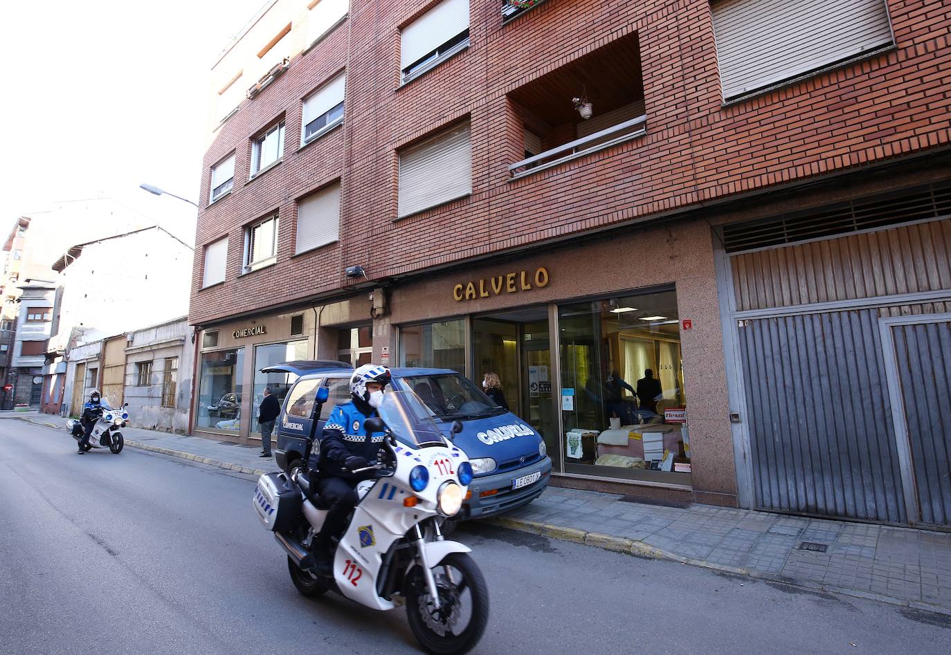 Detenido un hombre tras tirar por la ventana a una mujer de madrugada en Ponferrada | La Policía Nacional descarta inicialmente que se trate de un delito de violencia de género | La investigación se centra en un primer momento en un caso de homicidio | El cimen fue cometido a las doce y media de la noche.