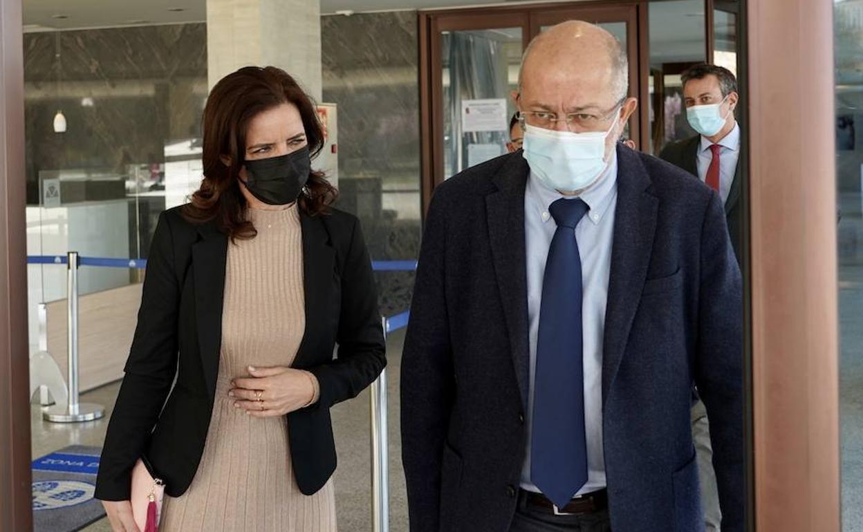 El vicepresidente de la Junta, Francisco Igea, sale del edificio de las Cortes acompañado por la consejera de Empleo Carlota Amigo.