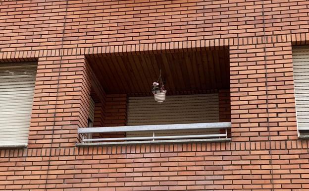 Imagen de la terraza desde la que se precipitó la mujer. 