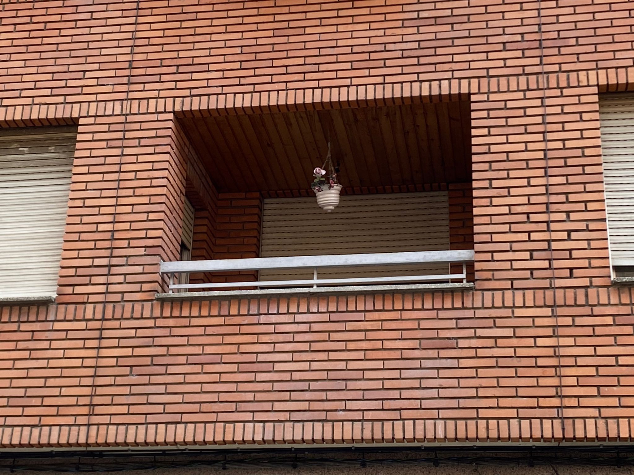 Detenido un hombre tras tirar por la ventana a una mujer de madrugada en Ponferrada | La Policía Nacional descarta inicialmente que se trate de un delito de violencia de género | La investigación se centra en un primer momento en un caso de homicidio | El cimen fue cometido a las doce y media de la noche.