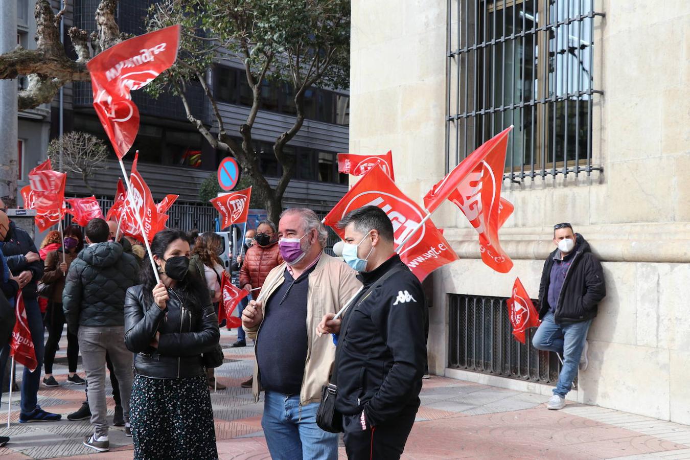 UGT y CCOO se movilizan frente a la Subdelegación del Gobierno en León para exigir que se cumplan los compromisos.