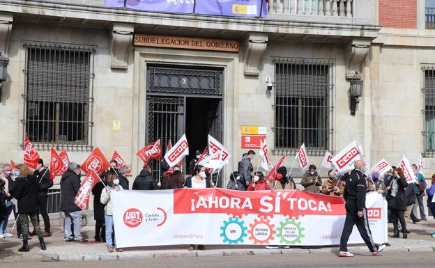 Galería. Los sindicatos se movilizan frente a la Subdelegación del Gobierno en León.