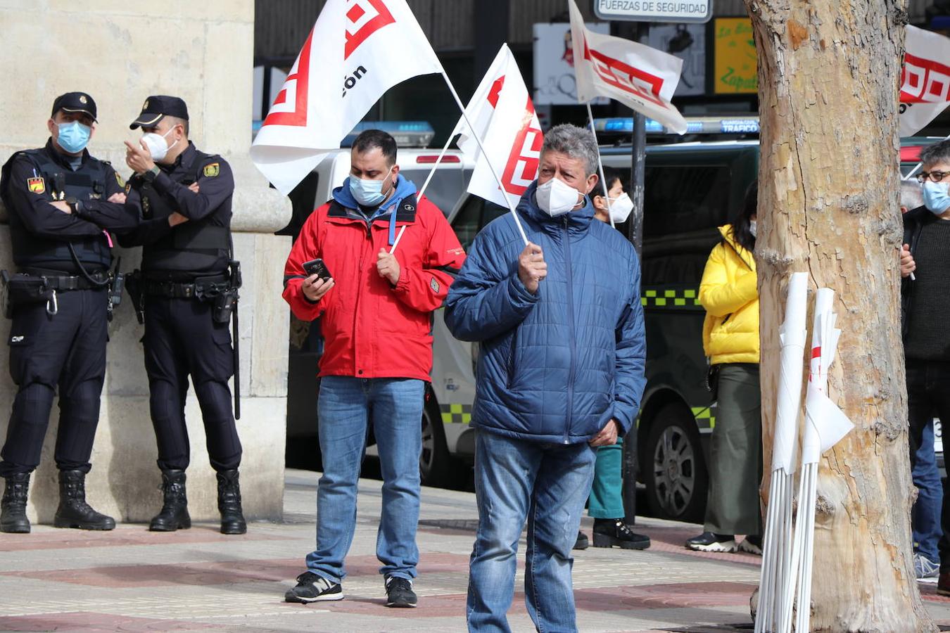 UGT y CCOO se movilizan frente a la Subdelegación del Gobierno en León para exigir que se cumplan los compromisos.