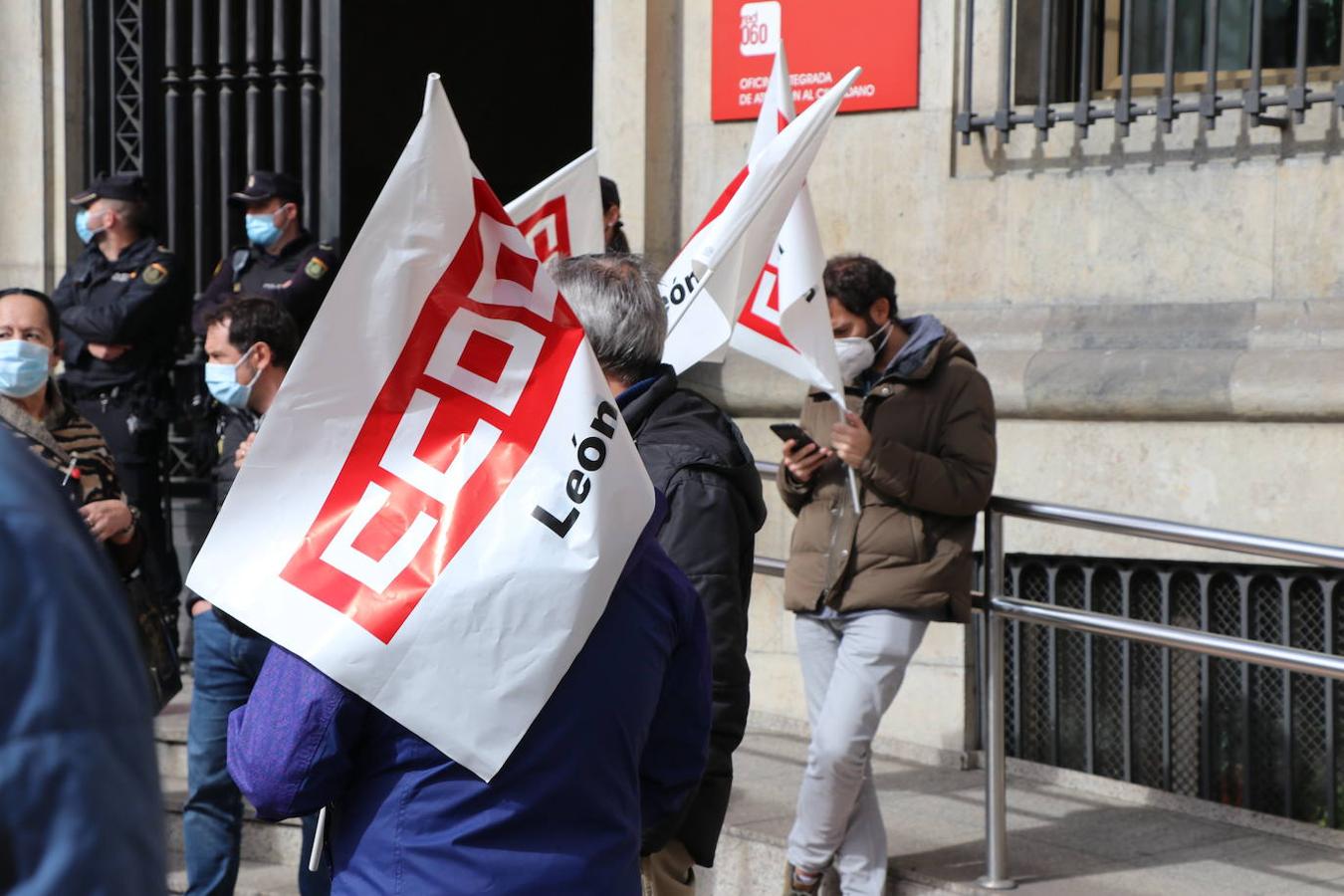 UGT y CCOO se movilizan frente a la Subdelegación del Gobierno en León para exigir que se cumplan los compromisos.