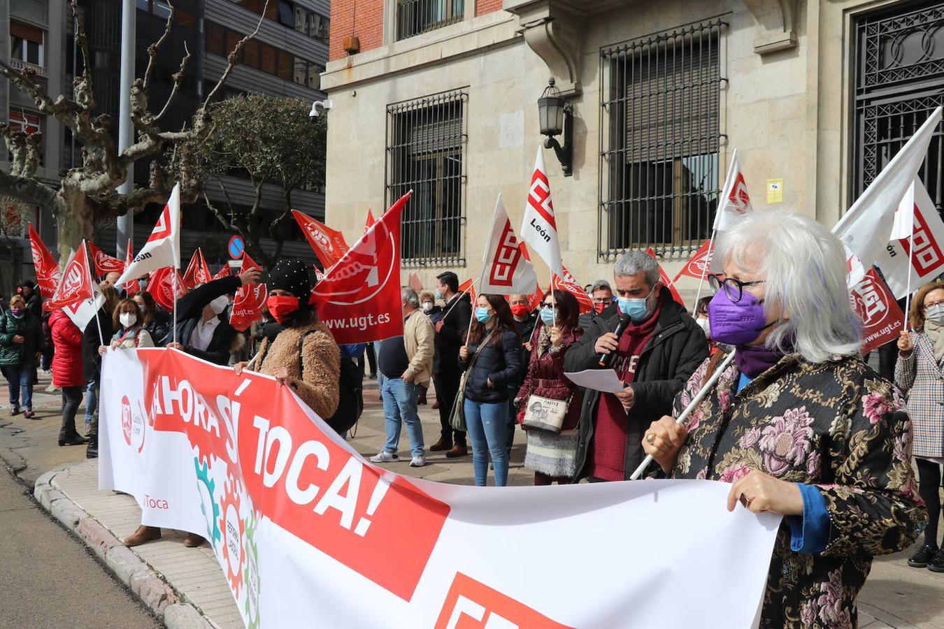 UGT y CCOO se movilizan frente a la Subdelegación del Gobierno en León para exigir que se cumplan los compromisos.