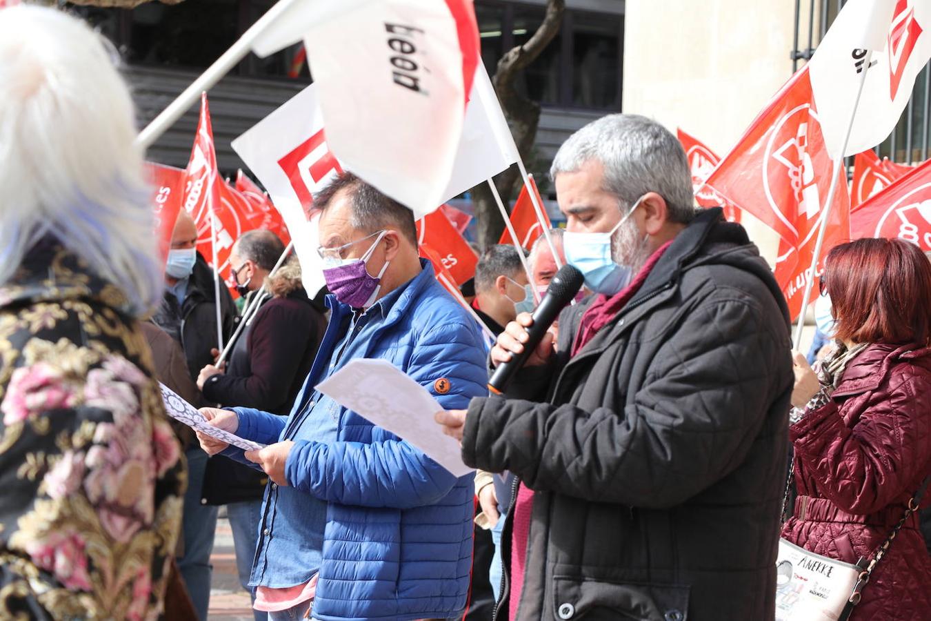 UGT y CCOO se movilizan frente a la Subdelegación del Gobierno en León para exigir que se cumplan los compromisos.