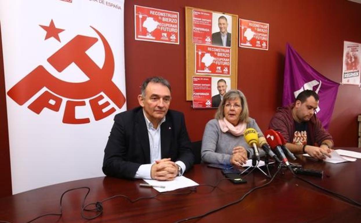 Imagen de archivo de representantes de PCE Bierzo y del secretario general de la formación (I).