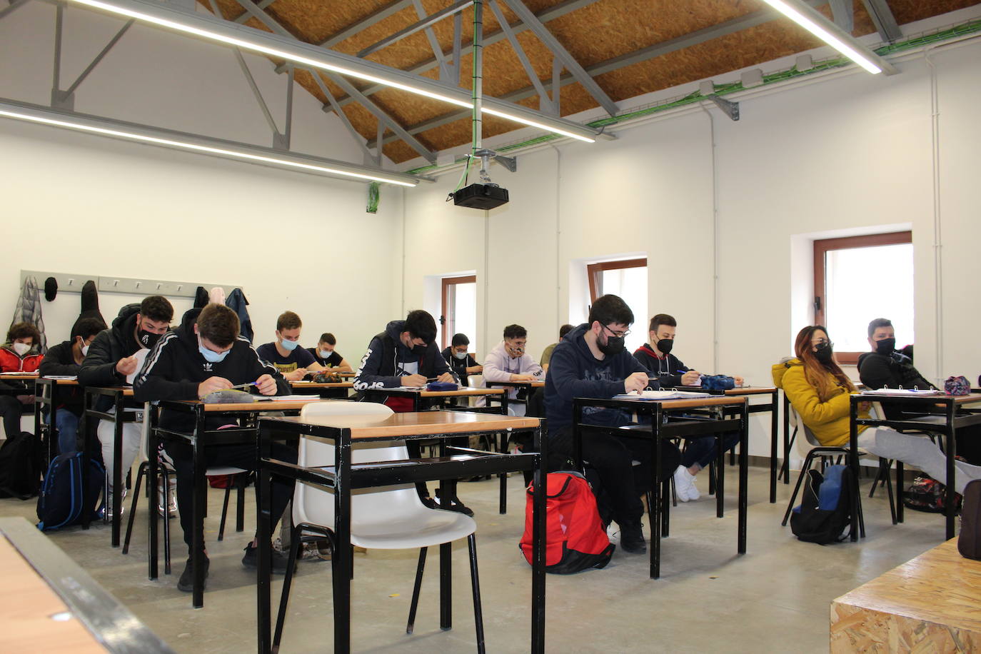 Este centro concertado ofrece Bachillerato y tres niveles de Formación Profesional donde la relación entre profesor y alumno es fundamental para guiar el futuro laboral de sus estudiantes.