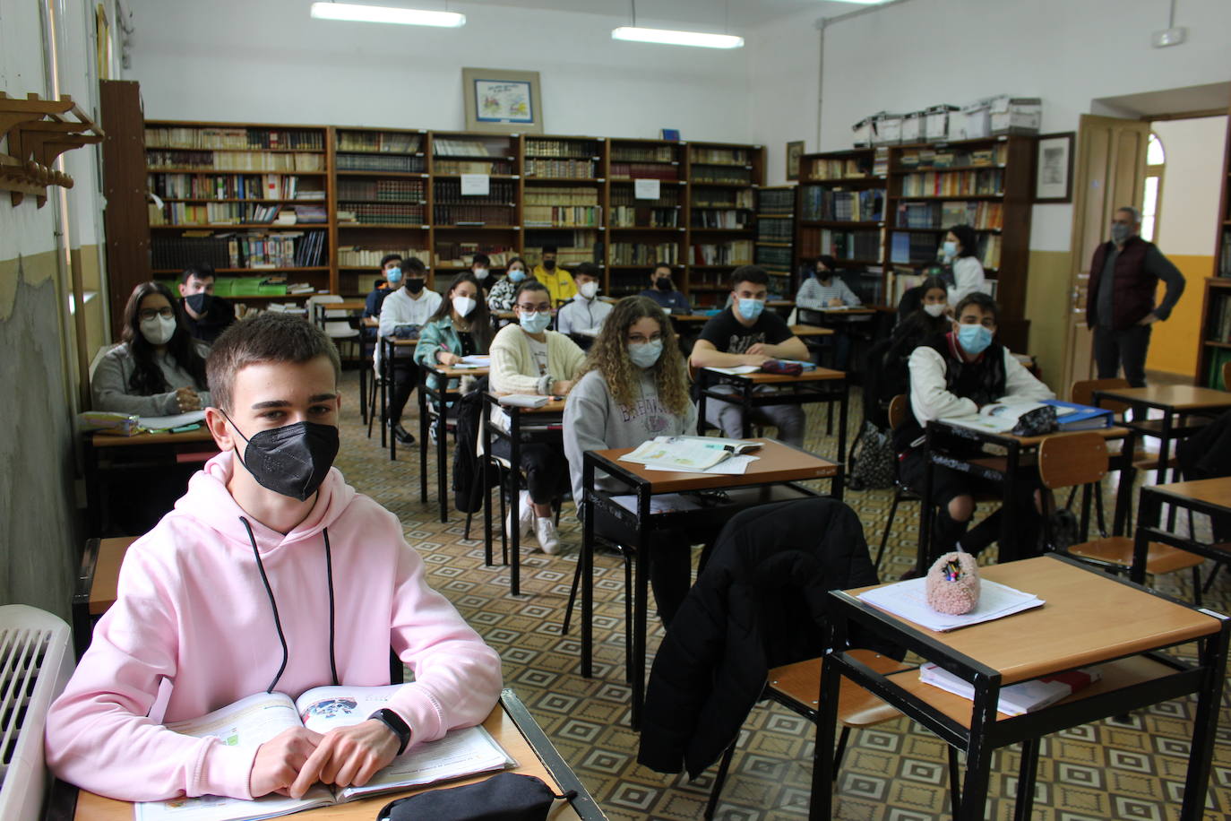 Este centro concertado ofrece Bachillerato y tres niveles de Formación Profesional donde la relación entre profesor y alumno es fundamental para guiar el futuro laboral de sus estudiantes.