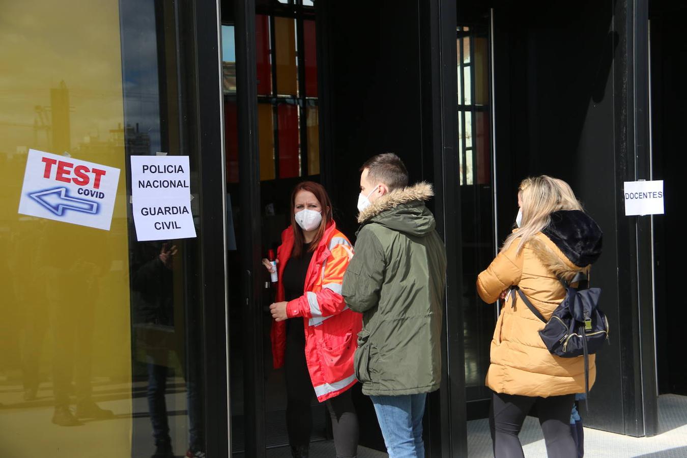 El Palacio de Exposiciones de León continúa con la vacunación a docentes, Guardias Civiles, Policía Nacional, sanitarios y mayores.