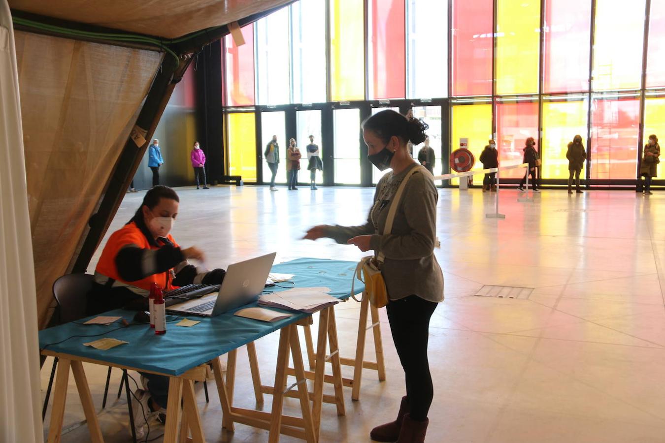 El Palacio de Exposiciones de León continúa con la vacunación a docentes, Guardias Civiles, Policía Nacional, sanitarios y mayores.