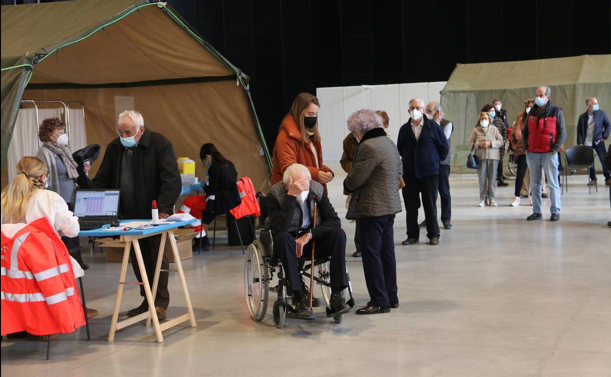 Vacunación en el Palacio de Exposiciones de León.