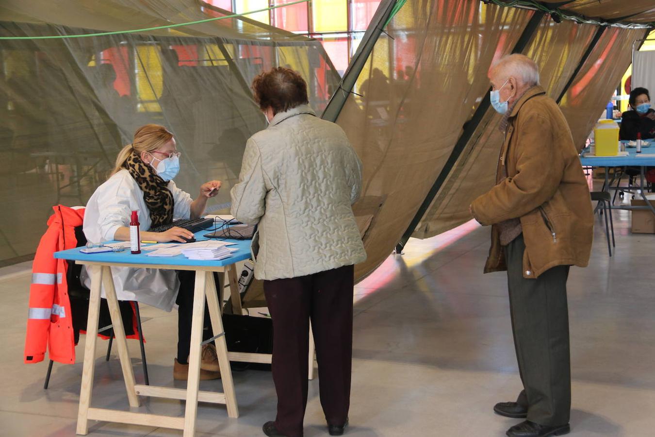 El Palacio de Exposiciones de León continúa con la vacunación a docentes, Guardias Civiles, Policía Nacional, sanitarios y mayores.