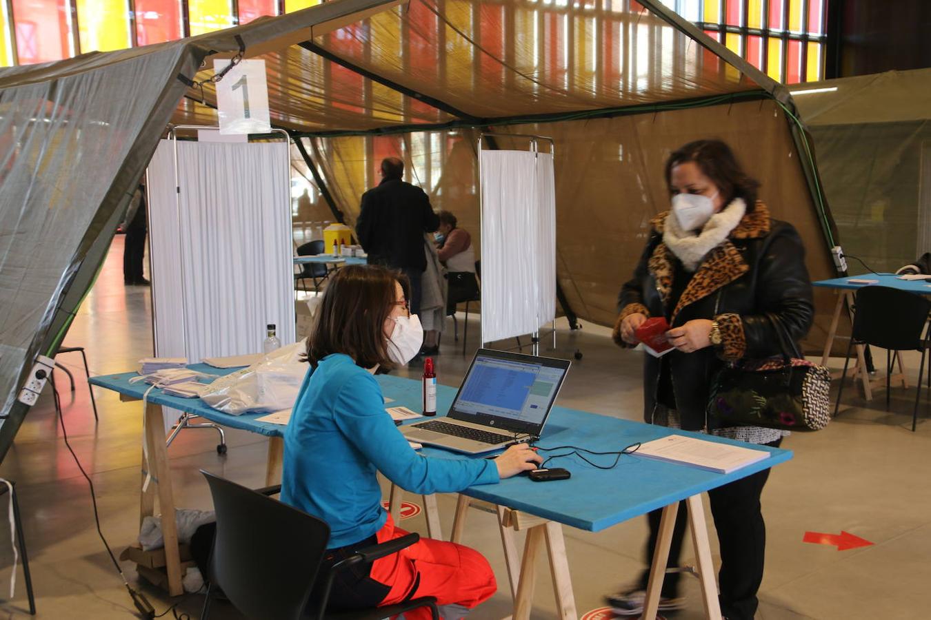 El Palacio de Exposiciones de León continúa con la vacunación a docentes, Guardias Civiles, Policía Nacional, sanitarios y mayores.