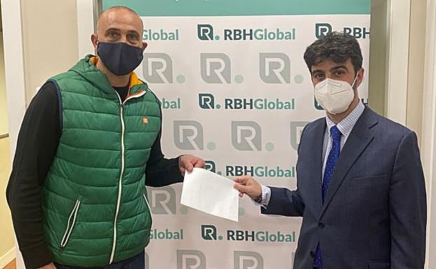 Entrega del premio en metálico al responsable de Urzapa.