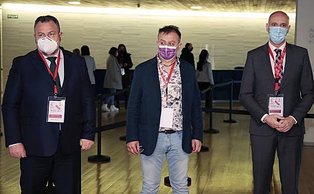 Enrique Reguero, en el centro de la imagen, acompañado por el alcalde de León y el presidente de la Diputación.