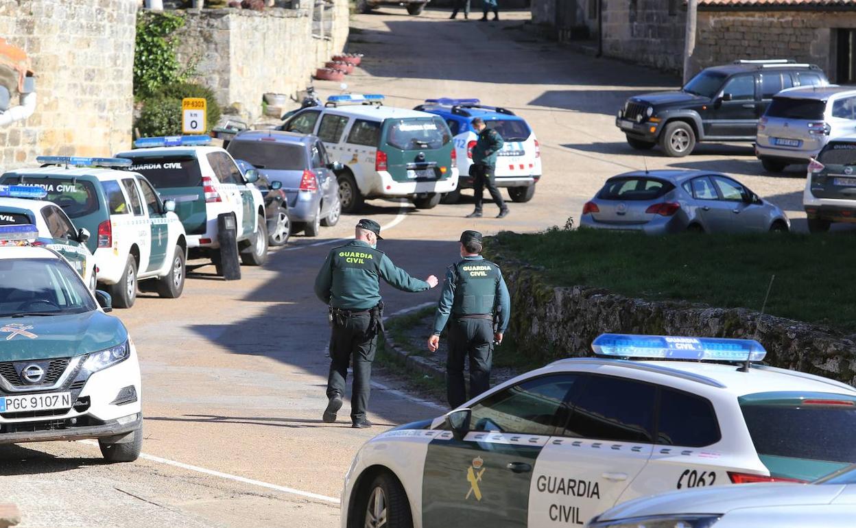 Múltiples efectivos de la Guardia Civil buscan al presunto autor del disparo.