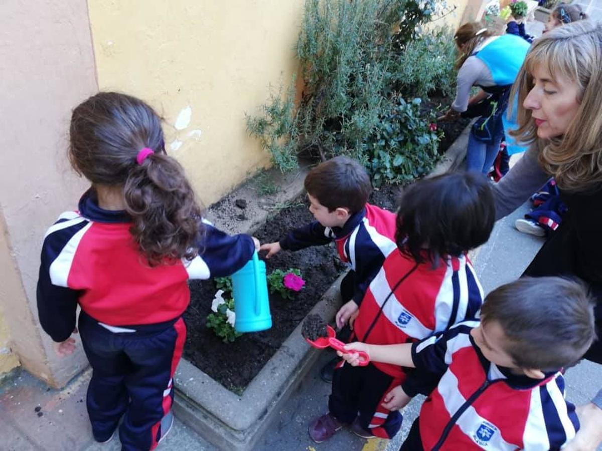 El Colegio Virgen Blanca en León ofrece formación integral concertada desde Infantil hasta Bachillerato. 