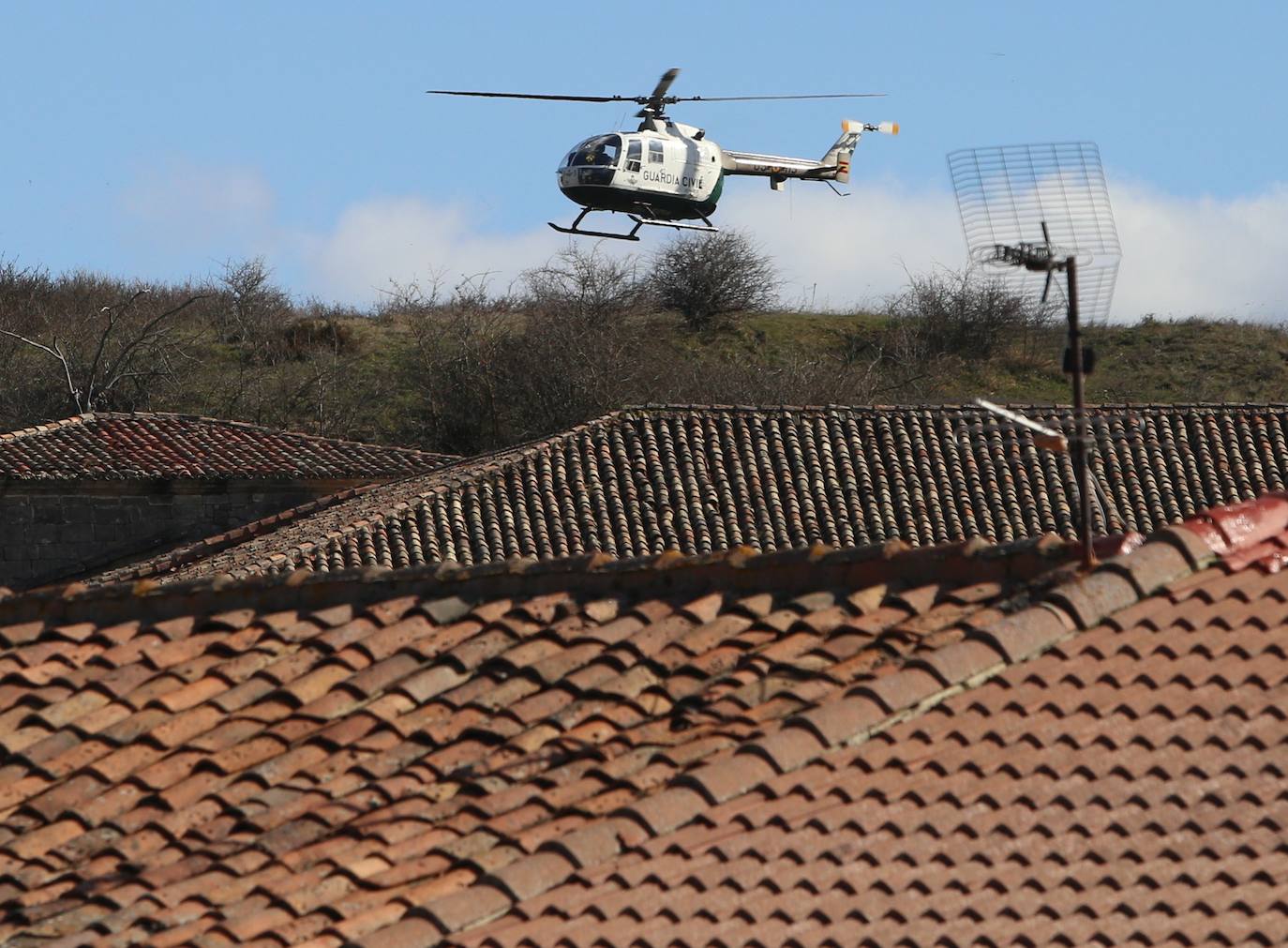 Múltiples efectivos de la Guardia Civil buscan al presunto autor del disparo.