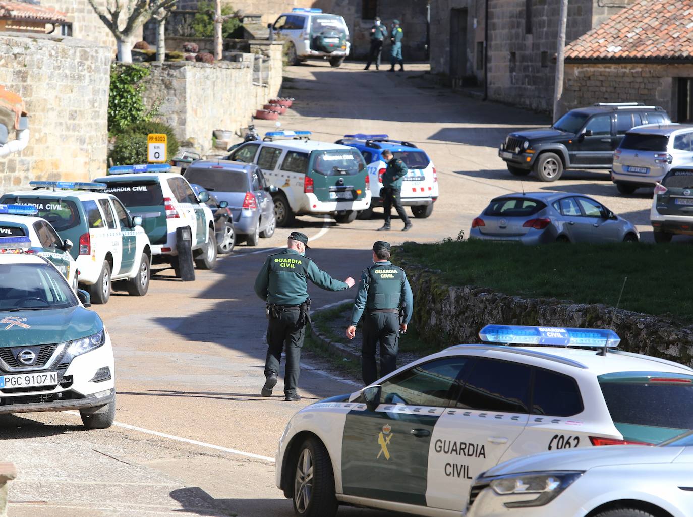 Múltiples efectivos de la Guardia Civil buscan al presunto autor del disparo.