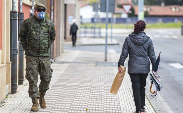 Galería. Imagen del ejército por las calles vacías de León.