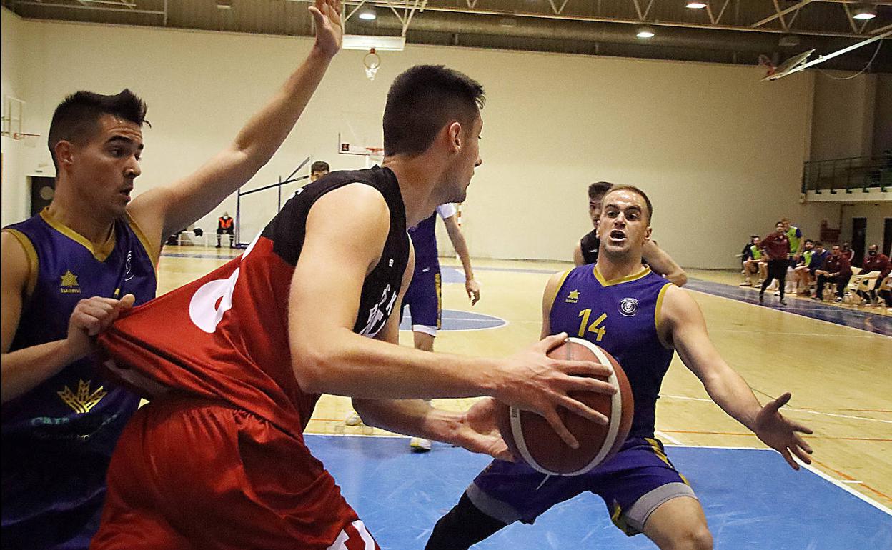 Un instante del derbi de baloncesto leonés.